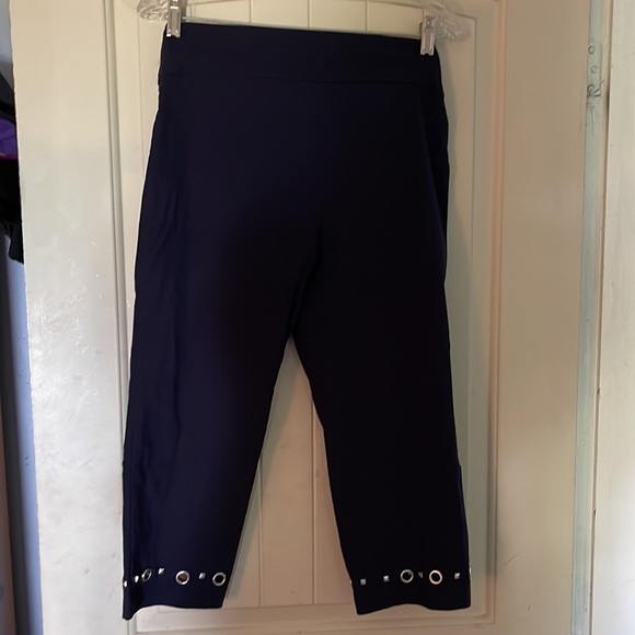 Comfortable fit Zac & Rachael Capris - Picture 3 of 4